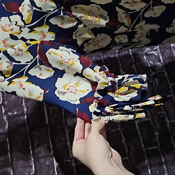 Rose + Olive Floral Short Sleeve Top size medium - Picture 3 of 8